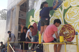 Estudiantes pintan un mural por la memoria en el Cementerio de la Santa Cruz