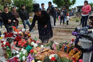 Día de los difuntos: reclaman respeto para las ceremonias tradicionales en el cementerio de Flores (Fuente: Télam)