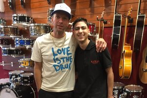 Emiliano Nievas, un empleado de una tienda de instrumentos en CABA, compartió una foto con Chris Martin (Tw/@emilianonievas4)