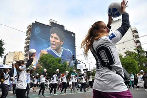 La imagen de Maradona sobre la Avenida San Juan (Fuente: Télam)