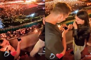 Un joven le propuso matrimonio a su novia en uno de los shows de Coldplay en River. Imagen: captura de video.