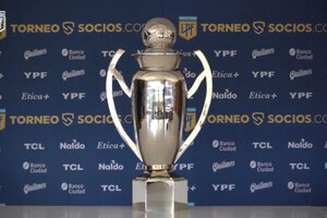 El trofeo de la Liga Profesional 2022 que levantó Boca. 