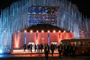 La entrada principal del Centro de Convenciones de Sharm El Sheikh, sede de la cumbre. (Fuente: AFP)