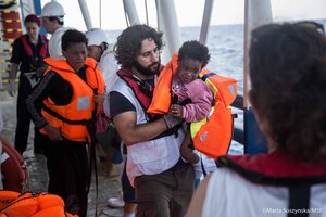 El barco Dignity rescata inmigrantes en el Mediterraneo. (Fuente: Marta Soszynska MSF)