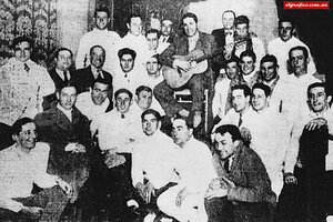 Gardel junto a la selección de los años 30. (Fuente: Archivo El Gráfico)