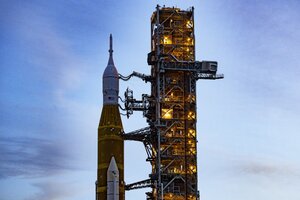 El lunes, la NASA anunció que había decidido, basándose en los pronósticos entonces disponibles, dejar el cohete en su plataforma de lanzamiento. (Foto: AFP)