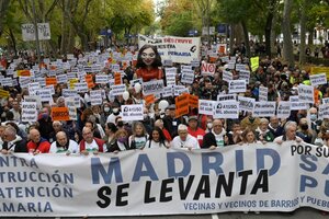 Los madrileños desbordan las calles para exigir a Ayuso que "rectifique" su plan para las Urgencias extrahospitalarias (Fuente: AFP)