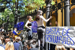 La comunidad del Mariano Acosta en defensa del vicerrector Pasquarelli (Fuente: Enrique García Medina)