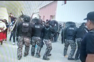 La Policía de Jujuy reprimió a vecinos que defienden una cancha comunitaria  (Fuente: Imagen de video)