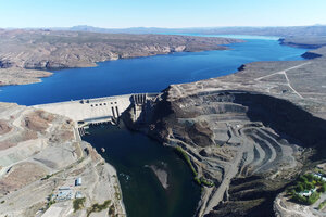 Central hidroeléctrica Piedra del Aguila, en la cuenca del Río Limay.