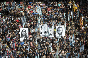 Los carteles de Cristina y Néstor Kirchner y los de Eva y Juan Perón en el acto en el Estadio Unico de La Plata. (Fuente: Télam)