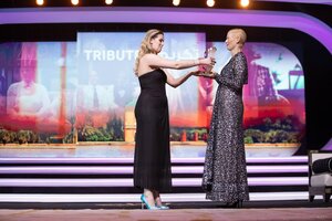 Tilda Swinton recibió una estatuilla de manos de su hija, la también actriz Honor Swinton Byrne. (Fuente: Gentileza  Festival Internacional de Cine de Marrakech)