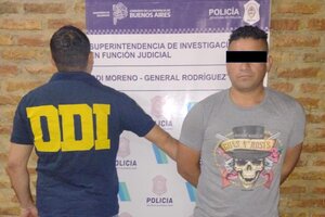 Peritan cuchillos y ropa manchada secuestrados al detenido por el crimen (Fuente: Prensa DDI)