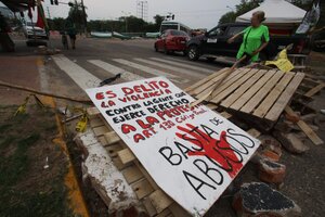  Personas bloquean una vía en Santa Cruz, Bolivia.  (Fuente: EFE)