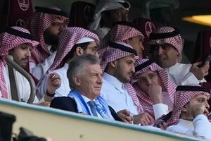 Mauricio Macri observa la caída de la Selección ante Arabia Saudita.