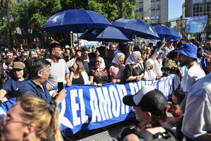 "El amor pudo más que el odio": La despedida a Hebe en la marcha de la Plaza fue multitudinaria.  (Fuente: Leandro Teysseire)