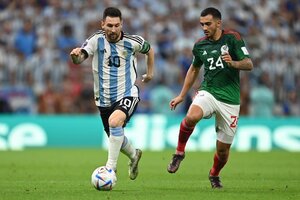 Messi lleva el balón ante Chávez; Argentina ganó y espera por Polonia (Fuente: Twitter TV Pública)