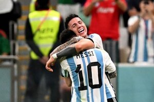 Enzo Fernández abraza a Lionel Messi, una sociedad que rinde sus frutos en la Selección. (Fuente: Télam)