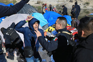 Autoridades mexicanas desalojaron a migrantes que acampaban junto al Río Bravo (Fuente: EFE)