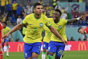 Casemiro festeja su gol. Lo corren Vinícius Júnior y Rodrygo.  (Fuente: AFP)