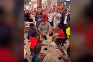 Mundial Qatar 2022: el Kun Agüero bailó con ugandeses en la calle