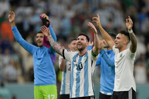 Lionel Messi, Lautaro Martínez festejan tras el triunfo 2 a 0 ante México. . Imagen: AFP 
