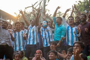 Así fueron los festejos en Bangladesh tras el triunfo de Argentina contra Polonia (Fuente: EFE)