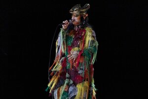 La performance de Björk fue una perfecta puesta en escena de sus "paisajes emocionales".