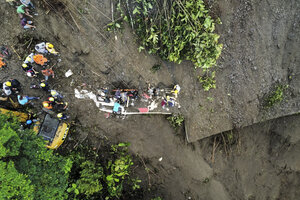 Tragedia en Colombia: un alud cayó sobre un micro y ya hay 27 muertos (Fuente: AFP)