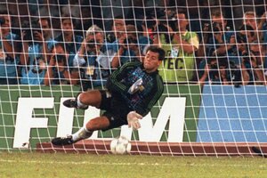 Momento histórico: Sergio Goycochea ataja su  segundo penal en la definición desde los doce pasos ante Italia, y pasa a la final del Mundial 90. Atajó cuatro penales en ese torneo.