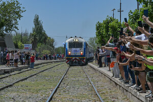 Vecinos celebraron la vuelta del tren de pasajeros a Mendoza tras más de 30 años. Imagen: Trenes Argentinos