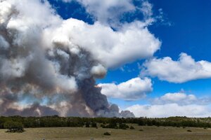 El incendio forestal en Tierra del Fuego permanece activo y brigadistas trabajan en su contención   (Fuente: Télam)