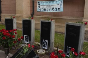 En estos oscuros días de democracia, el homenaje a las víctimas de la Santa Cruz