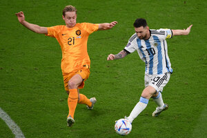 Frenkie de Jong marca a Lionel Messi.  (Fuente: AFP)
