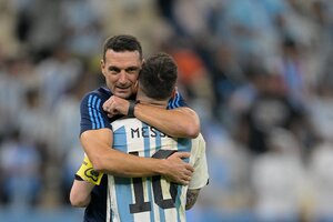Scaloni abraza a Messi tras la clasificación a a las semifinales. (Fuente: EFE)