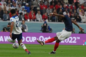 Así fue el gol de Tchouameni, para poner el 1-0 de Francia a Inglaterra (Fuente: AFP)
