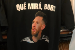 "Qué mirás, bobo": remeras y canciones con la frase de Messi despiertan el interés de los hinchas