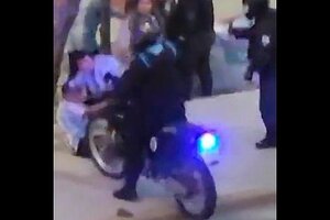 Chubut: un jefe policial fue pasado a disponibilidad por golpear a un joven durante los festejos