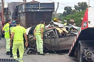 Tragedia en la autopista Buenos Aires - La Plata: un muerto tras un choque entre un camión y un auto