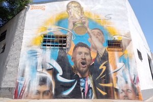 Los secretos del primer mural de Lionel Messi con la copa del mundo: del “arte matemático” a la barba del campeón  