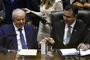 Lula firmó con un bolígrafo especial y rompió el protocolo en su asunción