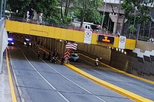 Buscan a una conductora que se fugó tras matar a un motociclista en el túnel de Libertador