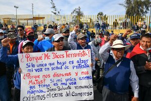 Manifestantes bloquean una autopista de Perú (Fuente: AFP)