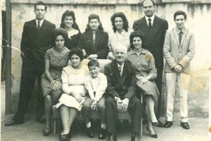 La familia Riera en el patio de la famosa casa-despacho de pan, en Pellegrini 515.
