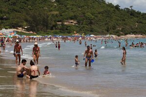 Alerta por una epidemia en un balneario de Brasil que eligen miles de argentinos (Fuente: Télam)