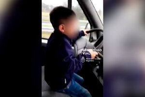 Suspenden la licencia de un conductor por hacer manejar a su hijo menor en autopista Ezeiza-Cañuelas