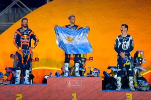 Kevin Benavides y la bandera argentina en lo más alto del podio (Fuente: Prensa Dakar)