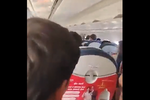 Video: las impactantes imágenes captadas dentro del avión poco antes de estrellarse en Nepal 