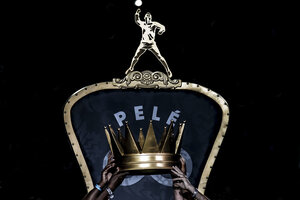 Dorsales especiales, insignias y una corona gigante: los homenajes del Santos a Pelé 