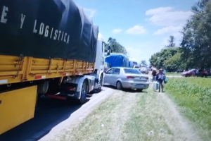 El corte en el acceso norte a Tartagal provocó largas filas de vehículos.  (Fuente: Imagen de video)